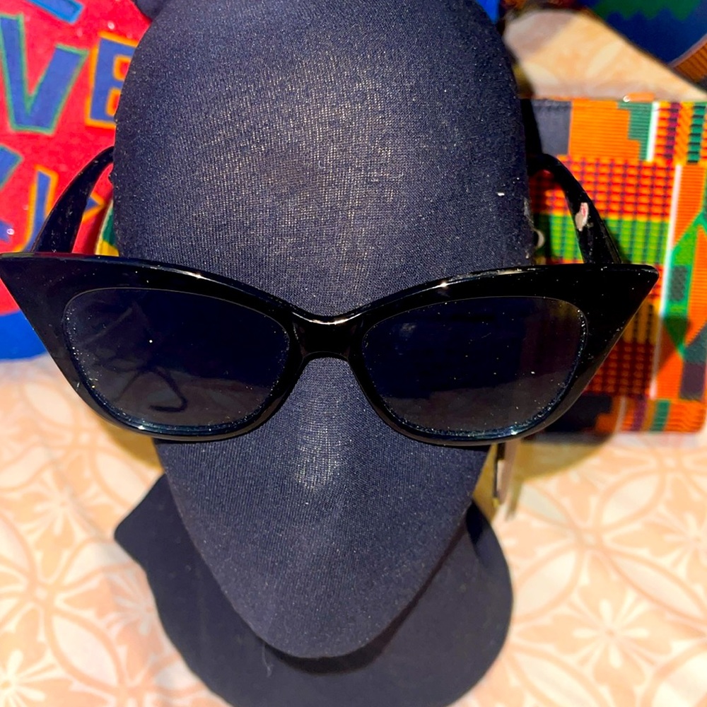 Sunglasses
Size: ONE